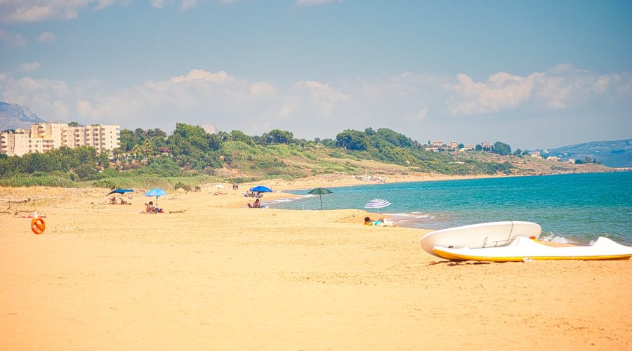 malownicza plaża na południu Sycylii w okolicach miasteczka Selinunte