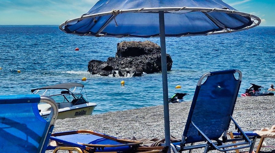 plaża w kurorcie Koutsounari niedaleko miasta Jerapetra podczas wyjazdu na wczasy na Krecie