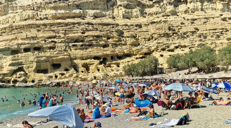 skały z jaskiniami przy plaży w kurorcie Matala na Krecie podczas wyjazdu na urlop z TUI