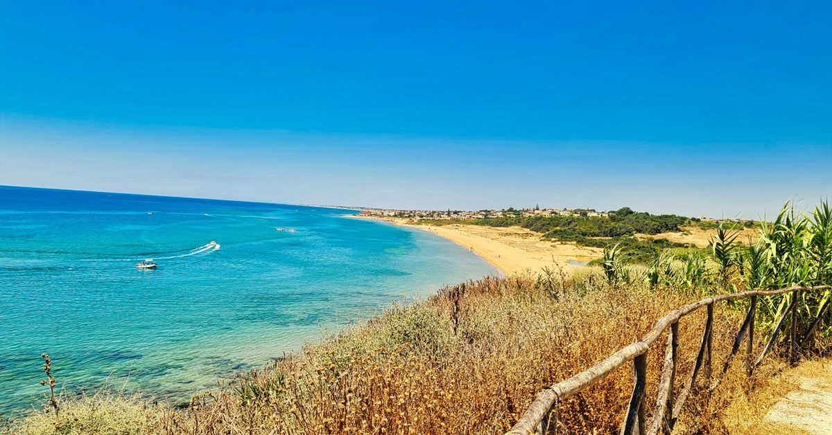 malownicza plaża przy zabytkowym miasteczku Selinunte na południu Sycylii