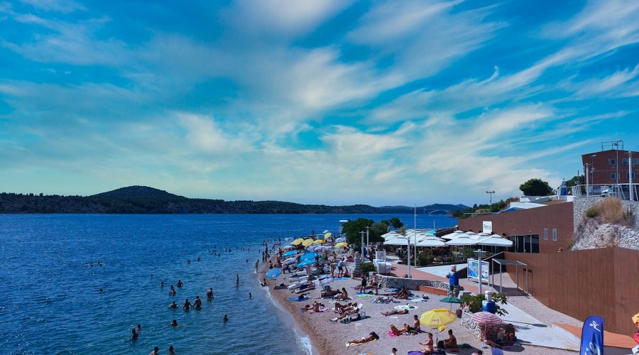 plaża w Dalmacji idealna na wczasy z dojazdem własnym w takim kraju jak Chorwacja