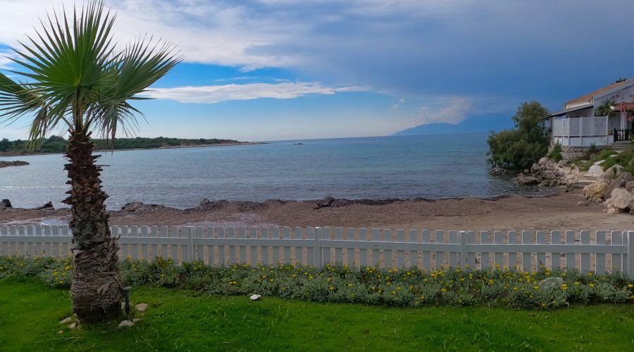 plaża w północno-wschodniej części Korfu z widokiem na Albanię podczas podróży na wczasy tej greckiej wyspie