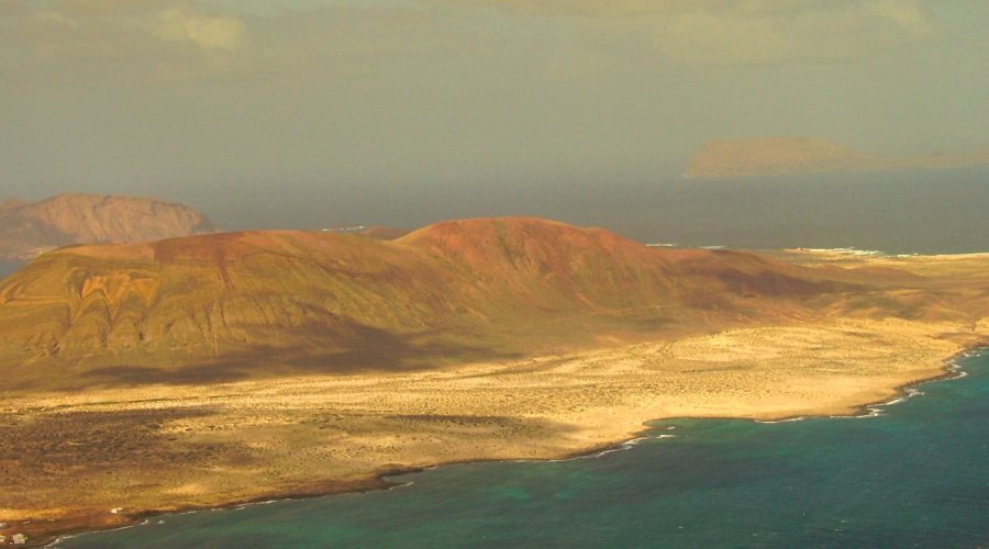 Atlantyk u północnych wybrzeży Lanzarote podczas podróży na wczasy na Kanarach