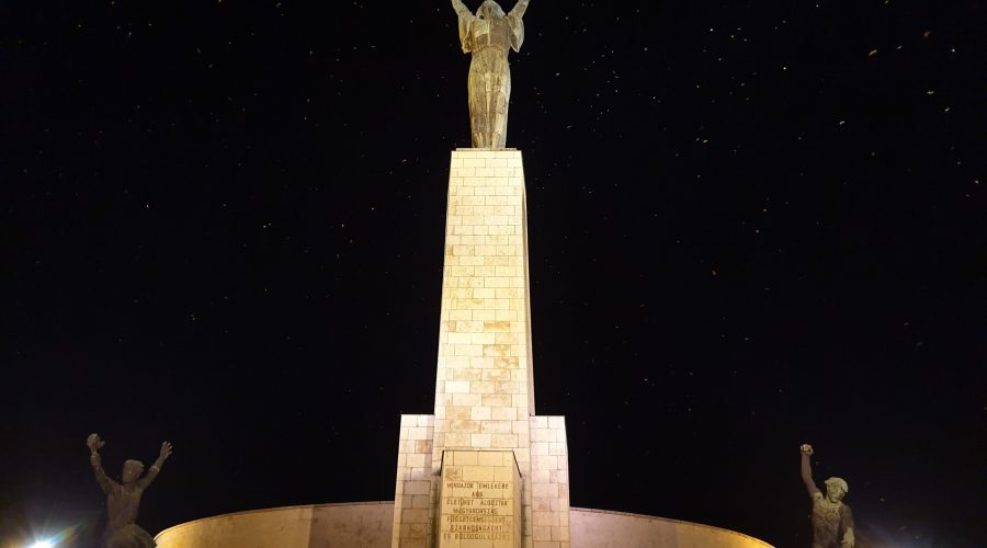 zdjęcie zrobione podczas wizyty na Wzgórzu Gellerta w Budapeszcie, z którego roztacza się wspaniała panorama stolicy Węgier