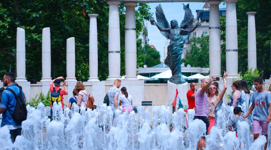 Okazała fontanna i Ofiarom Holokaustu na Placu Wolności podczas wycieczki po Budapeszcie