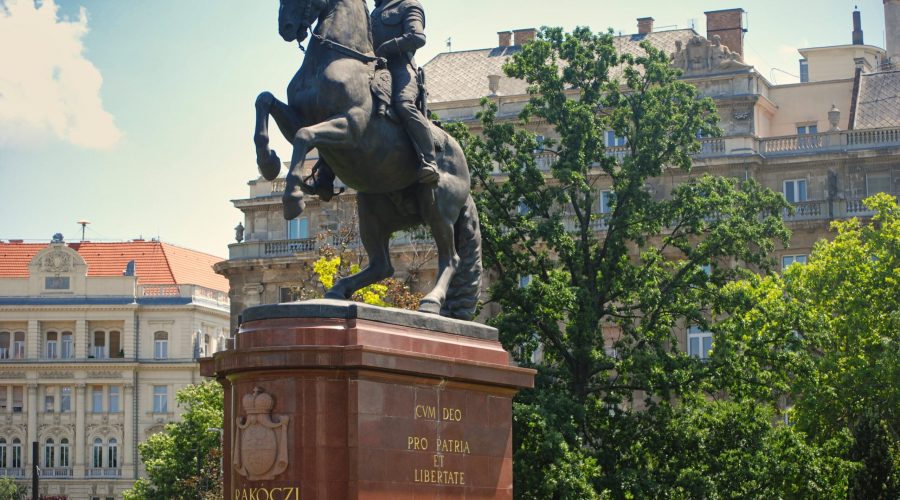 pomnik Rakoczego niedaleko budynku Parlamentu w Budapeszcie uwieczniony podczas wycieczki po Węgrzech