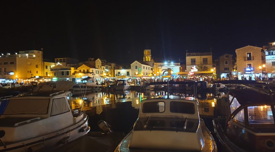 marina w Vodicach podczas wieczornego spaceru z naszego apartamentu na stare miasto
