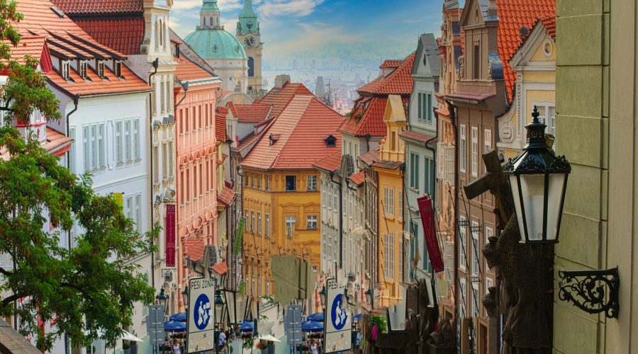 malownicza Praga podczas wejścia na wzgórze Hradczany podczas wycieczki po zakupionym tanim locie do Pragi