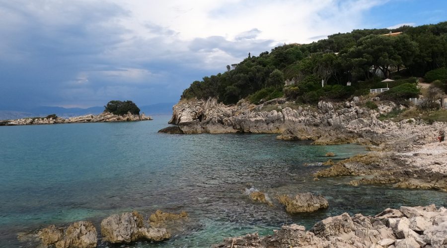 przepiękne północne wybrzeże Korfu niedaleko Acharavi z widokiem na albańskie miasto i kurort - Saranda