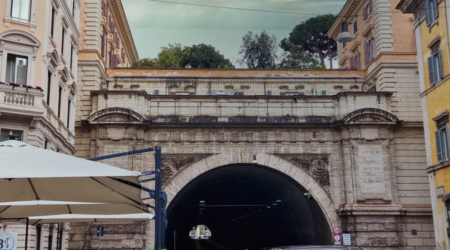 Rzym na trasie od Paizza Bamberini do Fontanny di Trevi