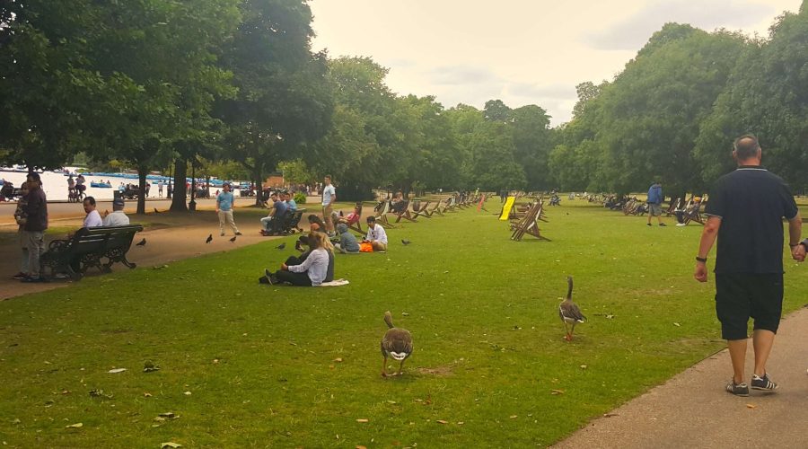 ludzie odpoczywający w londyńskim parku podczas city-break liniami Ryanair do Londynu