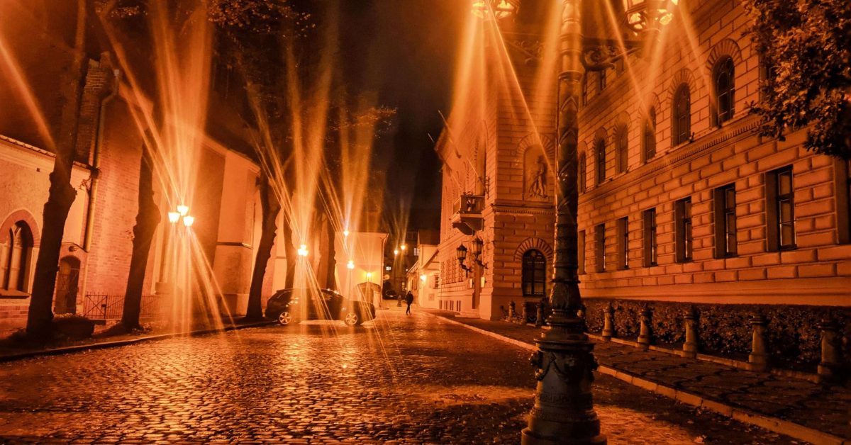 nocna iluminacja Starego Miasta w Rydze podczas wycieczki na Łotwę