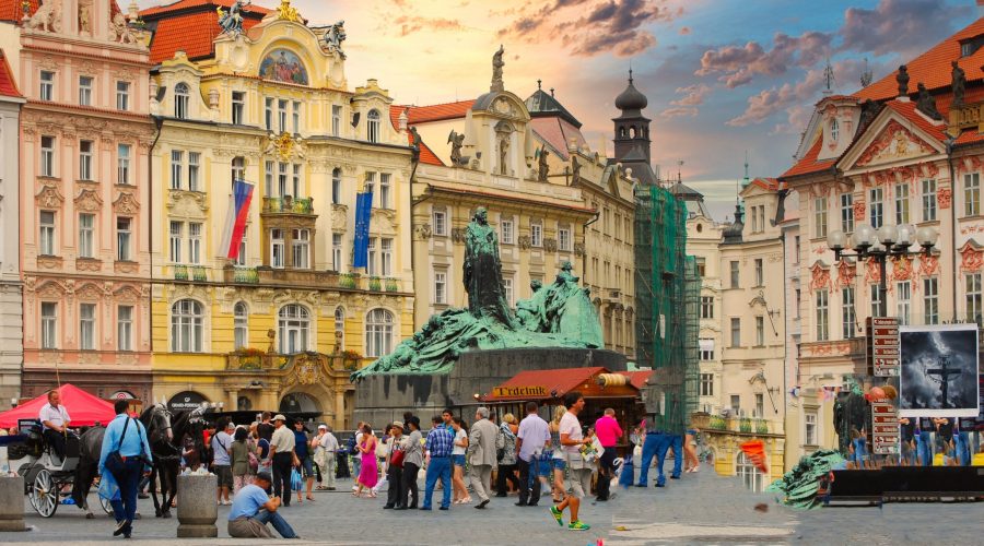 Rynek Staromiejski w Pradze z pomnikiem Jana Husa podczas wypadu weekendowego do Pragi