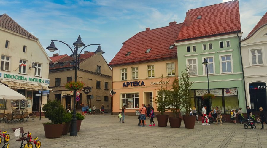 spacer po rynku kurortu podczas pobytu w Dąbkach