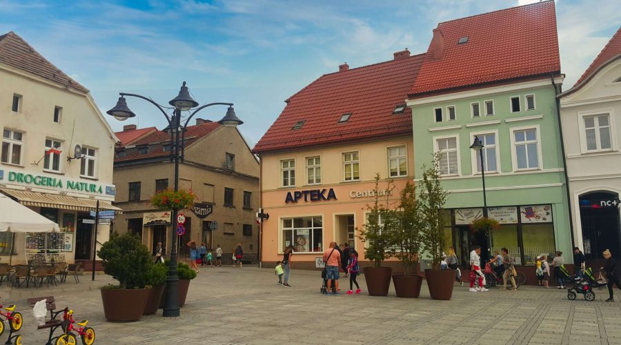 spacer po rynku kurortu podczas pobytu w Dąbkach