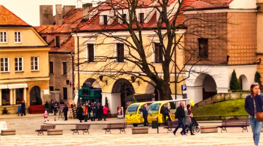 spacer po Rynku Głównym w trakcie wycieczki do Sandomierza w okresie Wielkanocnym