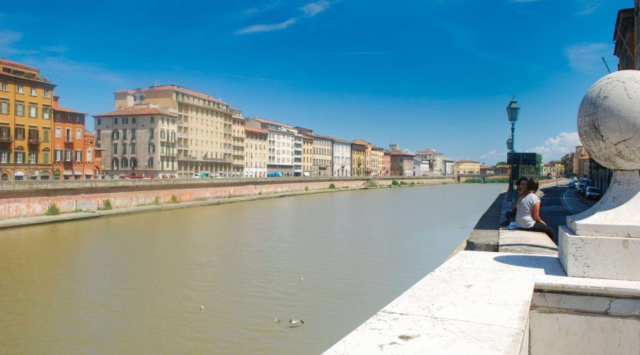 główna rzeka Toskanii w zabytkowym mieście Piza