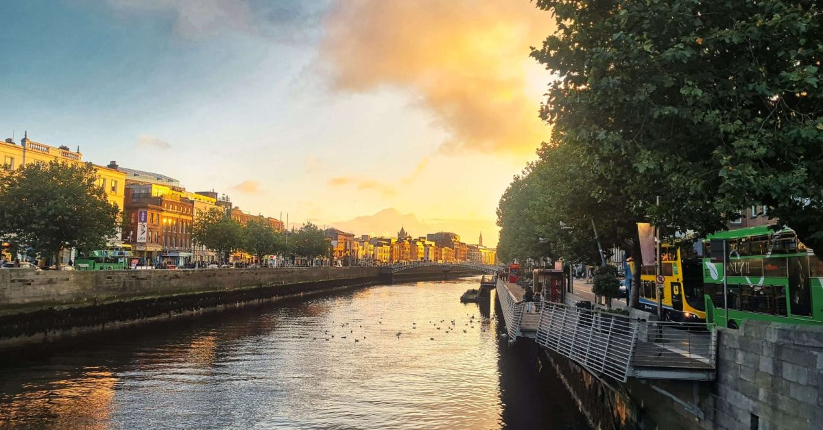 rzeka Liffey w centrum Dublina o zachodzie słońca