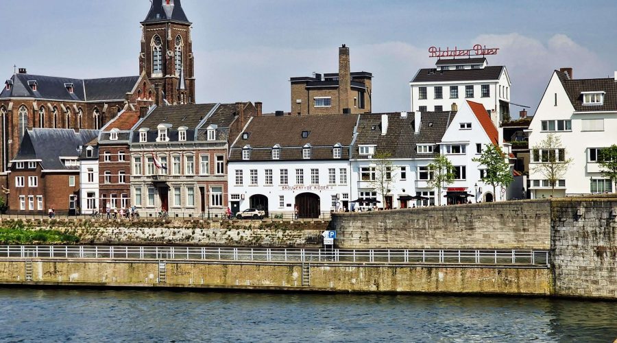 nabrzeże rzeki Moza z widocznym neogotyckim kościołem Sint-Martinuskerk