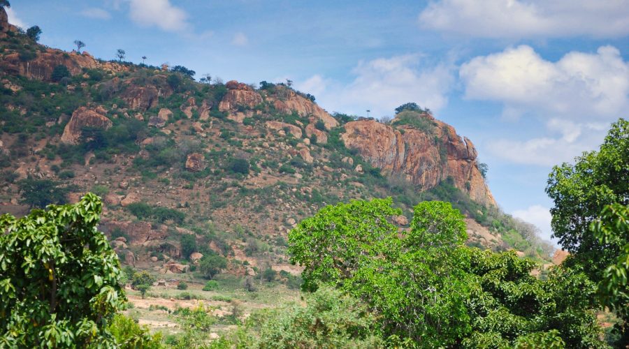 typowy dla Kenii krajobraz skalny w rejonie parku narodowego Tsawo West