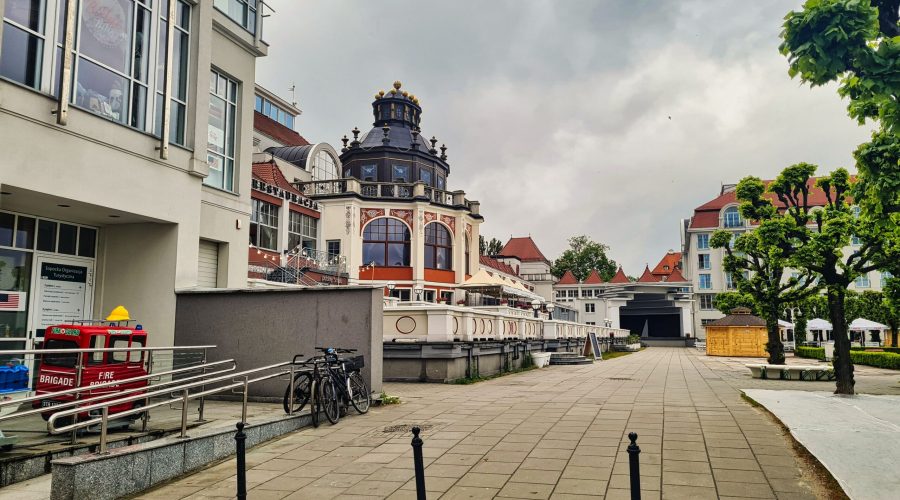 Sopot w okolicy wejścia na główną plażę ze słynnym molo