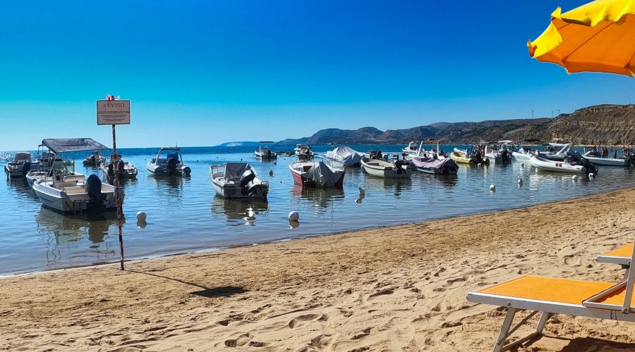 malownicza plaża Spiaggia di Giallonardo niedaleko Agrigento na Sycylii