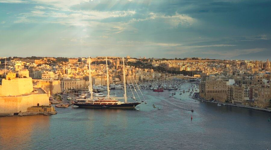malownicza zatoczka ze statkiem podczas city-breaku na Maltę