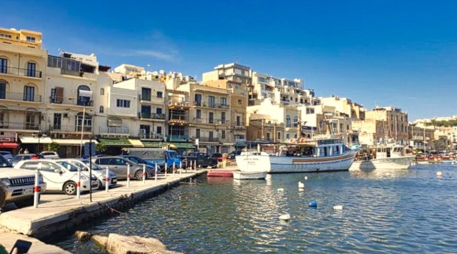 nadmorska promenada podczas spaceru po mieście Valetta