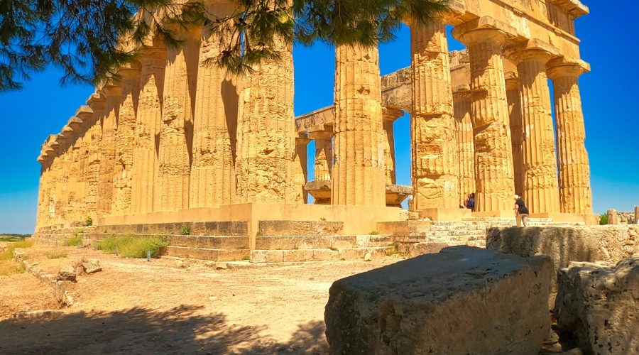 świątynia ze starożytnej Grecji w Parku Archeologicznym Selinunte na Sycylii
