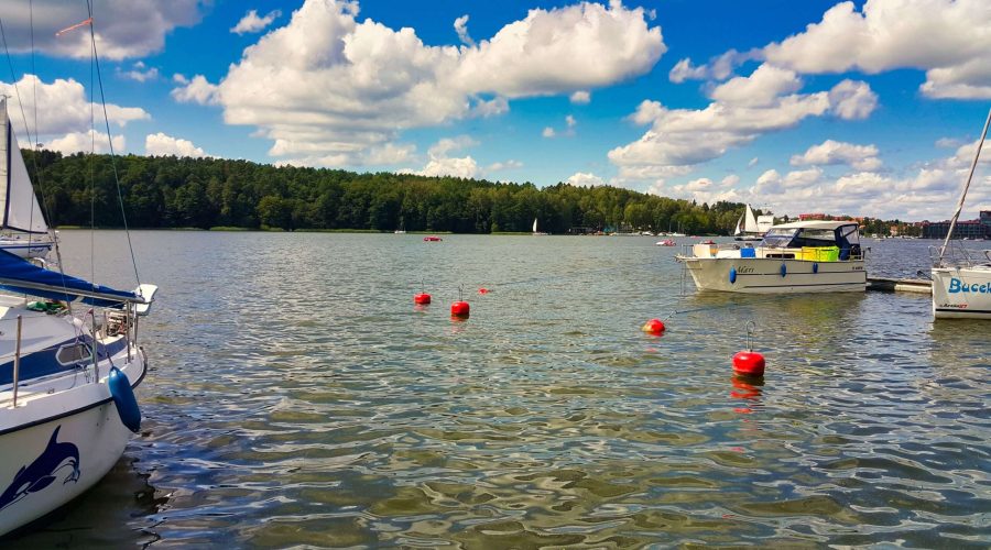 Błogi wypoczynek na Jeziorze Mikołajskim podczas zakwaterowania na Mazurach