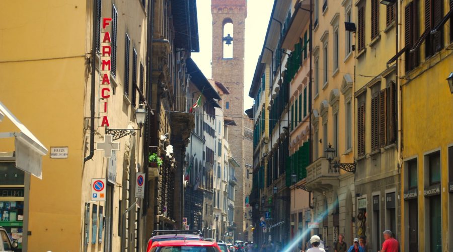 ulica pełna zabytków podczas zwiedzania Florencji