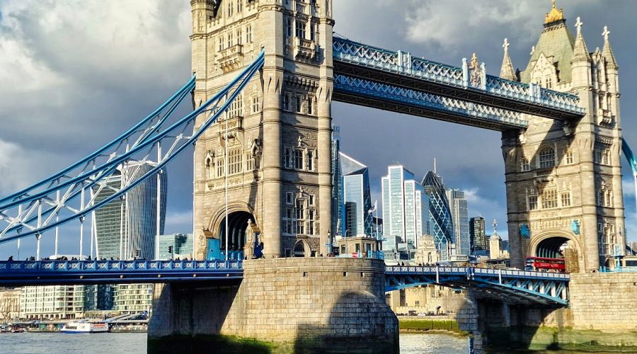 jedna z największych atrakcji Londynu - most Tower Bridge i dzielnica bankowa the City w tle
