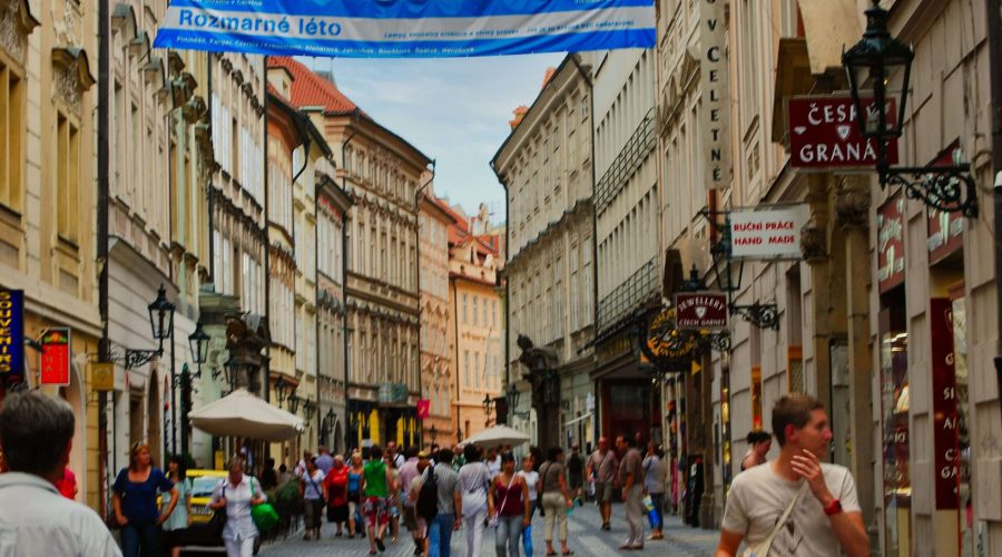 ulica na Starym Mieście w Pradze podczas weekendu w Czechach