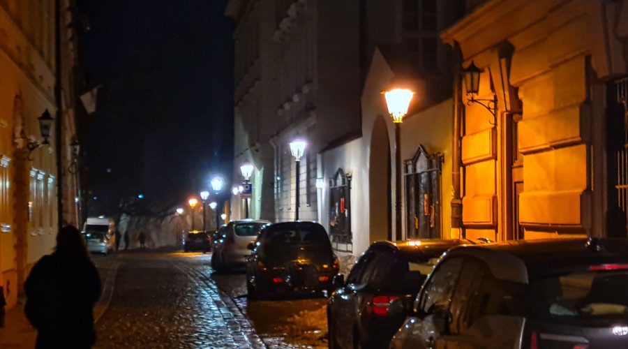 spacer ulicą Senacką podczas sylwestrowej nocy w Krakowie