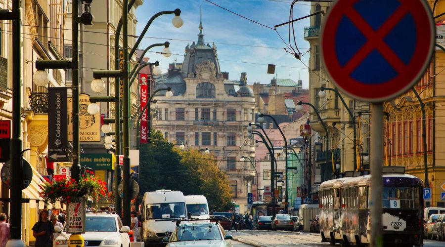 ulica w Pradze niedaleko praskiego Teatru Narodowego