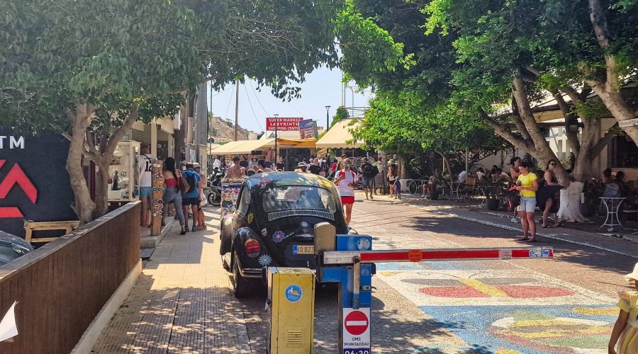 stary garbus na uliczce prowadzącej do plaży w kurorcie Matala na Krecie