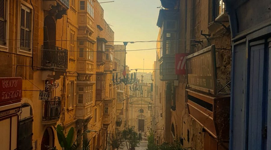 urokliwa wąska uliczka w stolicy Malty podczas Malta city-break