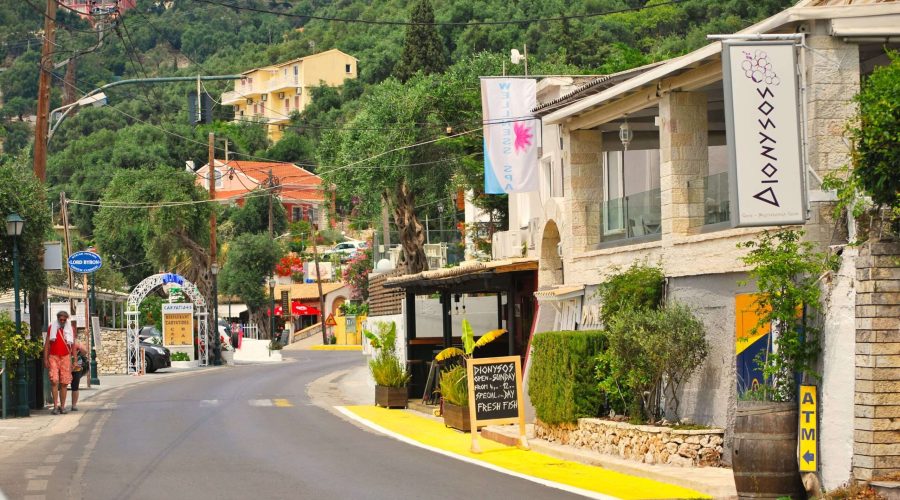 typowa uliczka dla kurortu na wyspie Corfu jakim jest niewątpliwe urokliwe Barbati