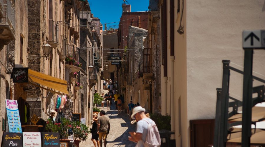 malownicza wąska uliczka w średniowiecznym Erice podczas wycieczki po zachodniej Sycylii