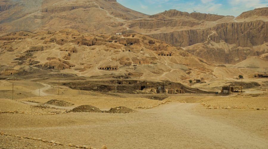 krajobraz Egiptu niedaleko świątyni Hatschepsut w drodze do Luksoru