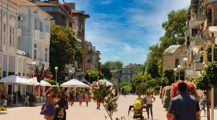 spacer po Warnie dzięki tanim lotom do Bulgarii