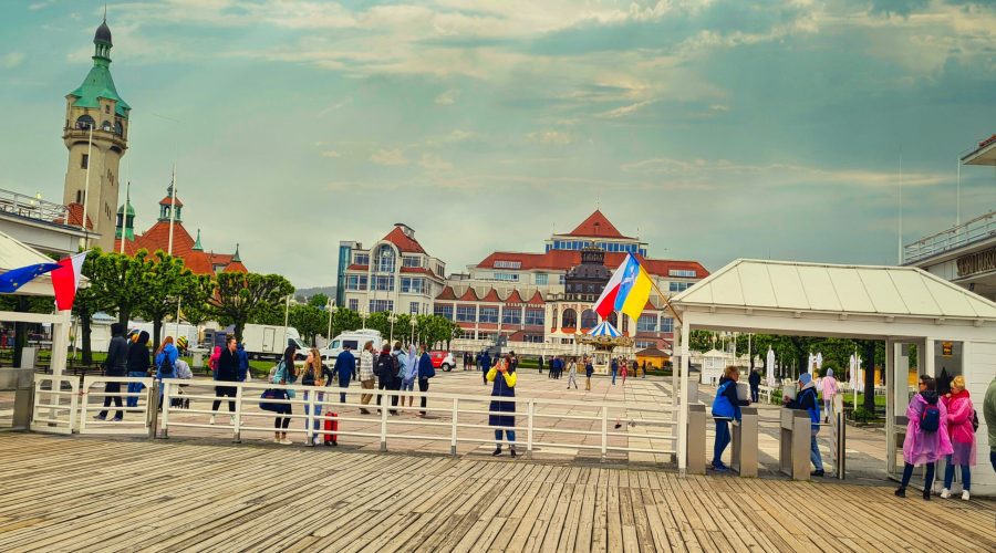 główne wejście na molo w kurorcie Sopot podczas wycieczki nad Bałtyk