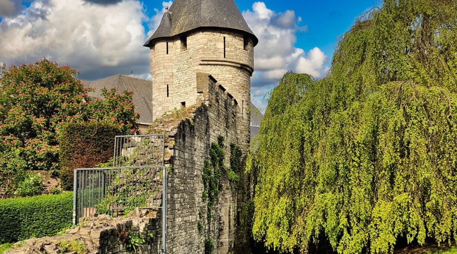 Wieża Pater Vincktoren na Starym Mieście Maastricht podczas majówkowego wypadu do Holandii
