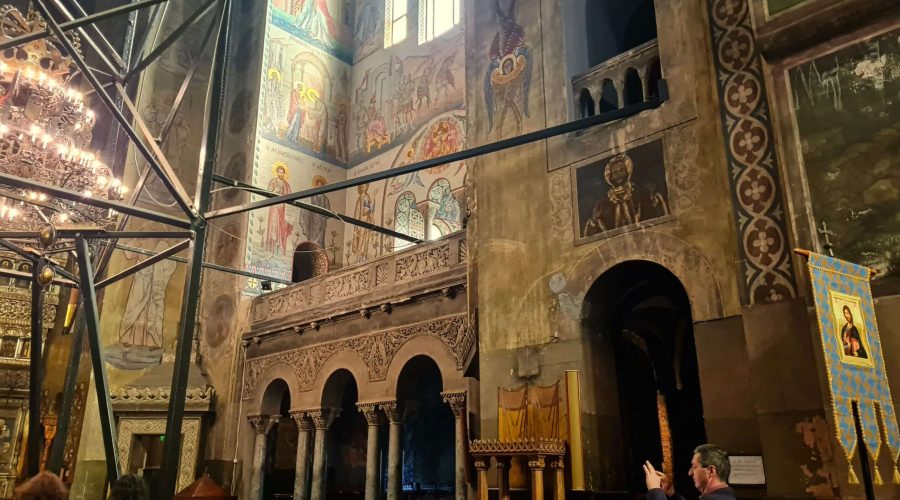 zabytkowe wnętrze Soboru Zaśnięcia Matki Bożej podczas wycieczki do Transylwanii