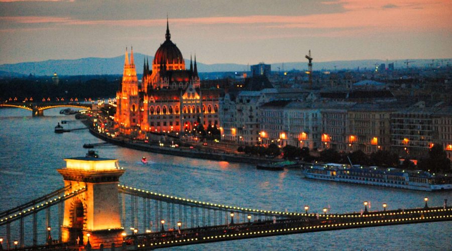 budapesztański Parlament i Dunaj nocą podczas wycieczki do Budapesztu