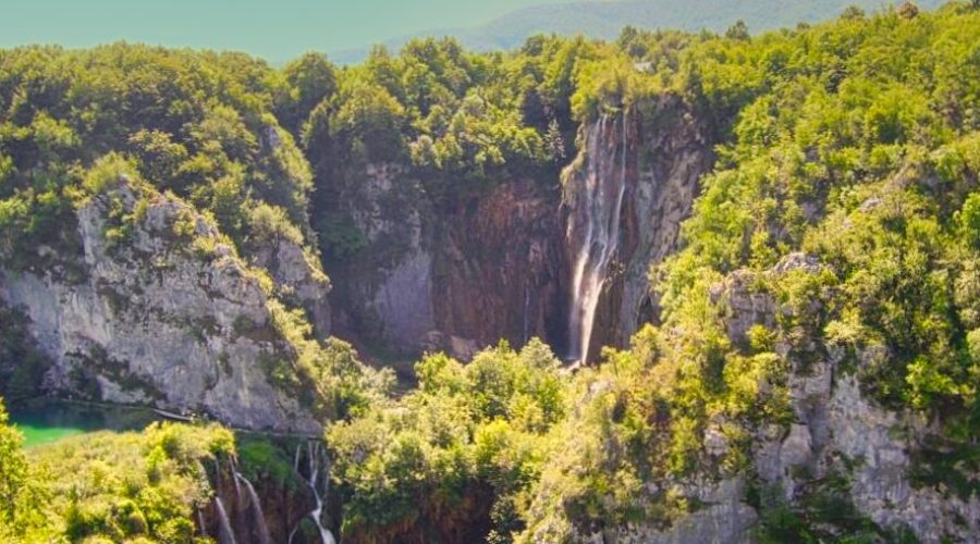 Malownicze wodospady w Parku Narodowym Jezior Plitwickich w Chorwacji podczas wycieczki objazdowej