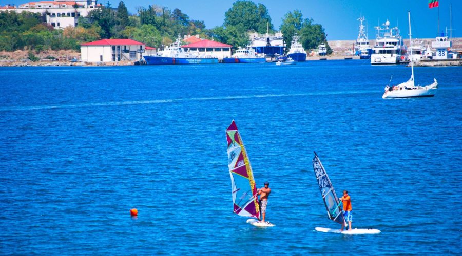 Miłośnicy wind-surfingu, którzy przyjechali na wczasy w Bułgarii oddają się swej pasji