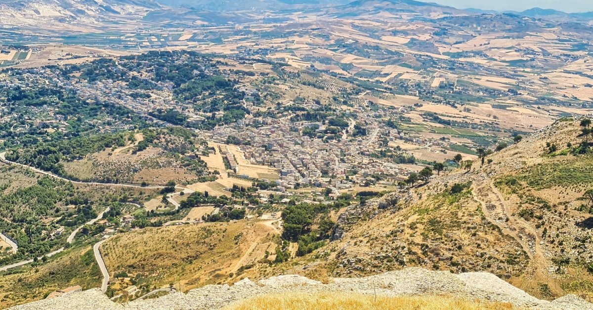 krajobraz zachodniej Sycylii podczas wycieczki po wyspie w rejonie Erice
