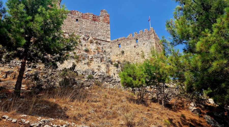 fragment zamku w Alanyi (Alanya Kalesi) na wzgórzu górującym nad kurortem