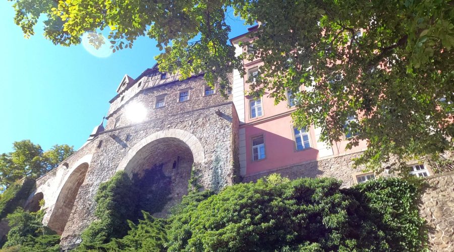 Zamek Książ koło Wałbrzycha jest malowniczo położonym polskim zamkiem, którego początki sięgają do czasów Piastów